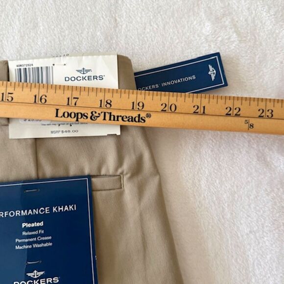 Dockers Men's 38x30 Khaki Pants Pleated Relaxed Fit Beige Classics Pockets NWT - Picture 10 of 11